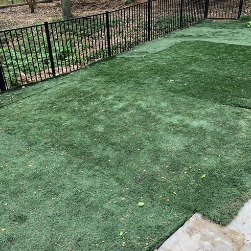 Synthetic grass with badly installed seams