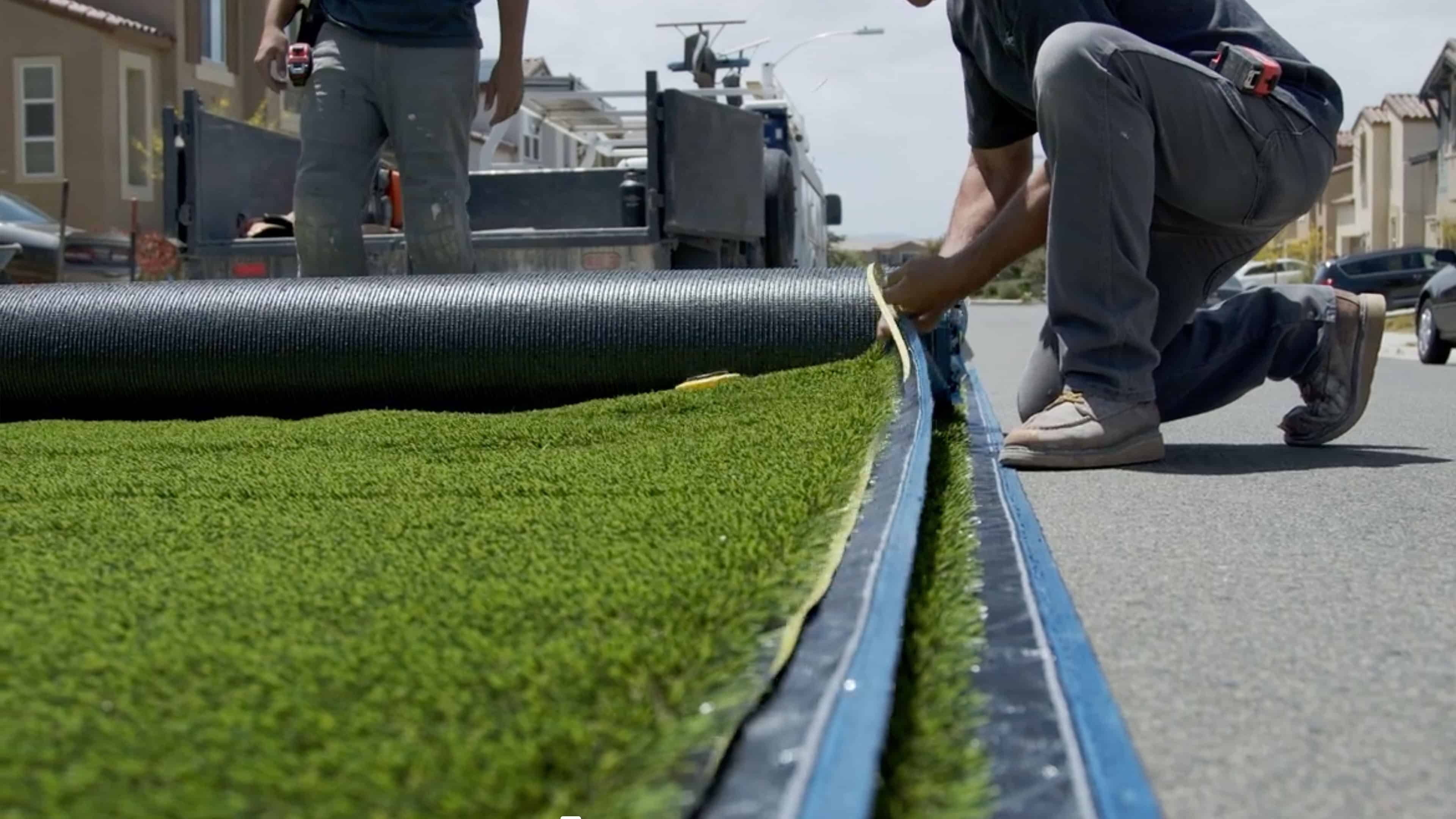 Lay-Artificial-turf