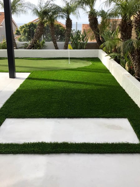 artificial_grass_backyard_putting_green
