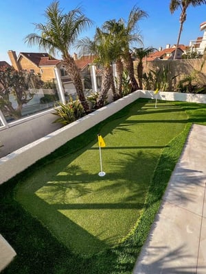 Should Your Backyard Putting Green Use Natural or Artificial Grass?  